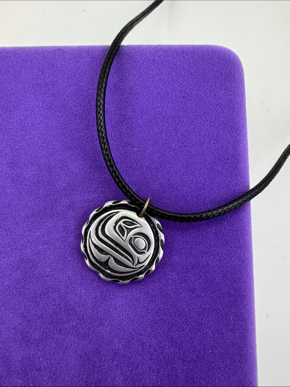 💛 Vintage Silver Round Carved Pendant Necklace